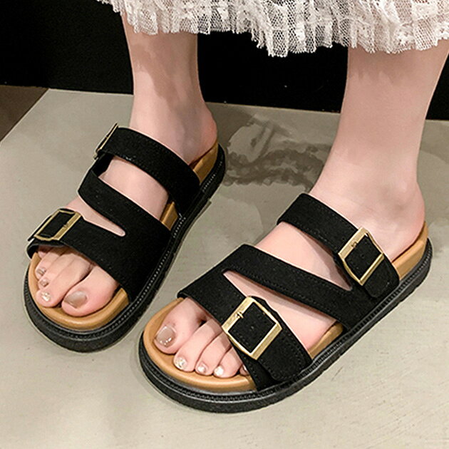 ⇒ 買い物ガイドはこちら■商品説明 お手持ちに一足あると重宝する、楽ちんなフラットサンダル。 足底に負担がかかりにくく、長時間の着用でも疲れにくいコンフォートなはき心地が魅力です。 定番のベルトデザインがシンプルで使いやすく、足元からラフな印象に。 ゆったりとしたサイズ感は、素足にもソックス合わせも対応可能。 普段使いはもちろん、休日のワンマイルシューズとしても活躍してくれるアイテムです。 トレンドに左右されにくいルックスで、長くご愛用いただけます。 ■サイズ(日本サイズ) 【35】22.5cm 【36】23.0cm 【37】23.5cm 【38】24.0cm 【39】24.5cm 【40】25.0cm ・重量(片足) 255g ■素材 甲材: ポリエステル100％ / 合成ゴム ■モデル情報 - ■原産国 MADE IN CHINA ■注意事項 ・撮影画像と実物の色合いが多少異なって見える場合がございます。 ・サイズは平置きでの採寸となりますので、測定方法によって多少の誤差が生じる場合がございます。 ・入荷・生産時期により、色味、サイズ、素材などが多少異なる場合がございます。 ・本製品は生産過程におきまして、生地を織る際の糸の継ぎ目や多少のほつれが生じることがあります。 ・お手頃な価格でご提供しているため、簡易包装となっており、保管・梱包時にシワが生じる場合がございます。 ・靴商品については、商品箱が破損している場合がございます。 上記内容について、あらかじめご了承くださいますようお願い申し上げます。