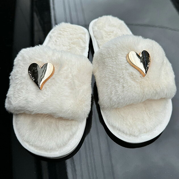 Rakuten - メタリック ハート付き オープントゥ ファー スリッパ 女性 レディース キッズ ルームシューズ 靴 サンダル 部屋着 秋 冬 単色 無地 ボア ふわふわ あったか 防寒 フラット キュート 可愛い リッチ