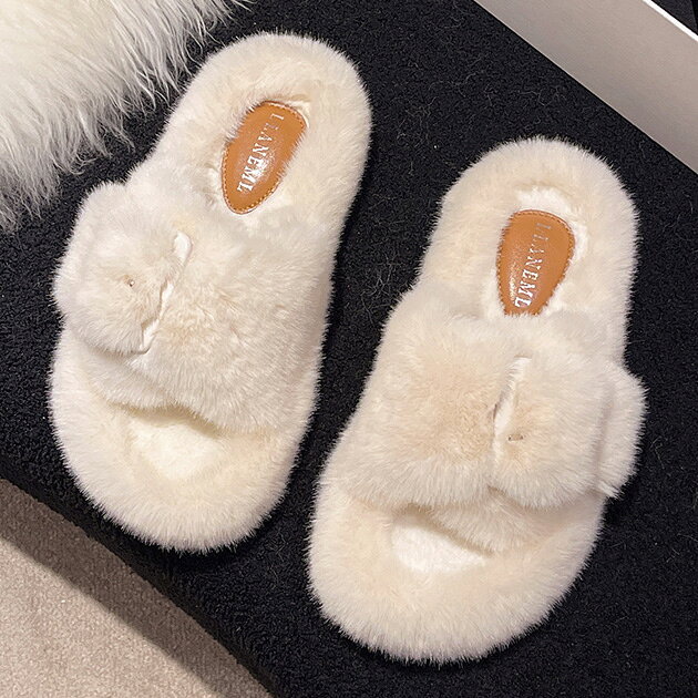 ⇒ 買い物ガイドはこちら■商品説明 冷えやすい秋冬シーズンにお使いいただきたい、あったかルームシューズ。 毛足長めのファーがふんわりと心地良く、足元全体をやさしく包み込んでくれる一足です。 アッパーには同色のバックルをあしらい、ベルト風デザインに。 さりげなくオシャレさを組み込むことで、ボリュームフォルムながらも大人でも取り入れやすいアイテムに仕上げました。 単カラーなのでコーディネートにも合わせやすく、毎日のおうち時間をグッと快適にアップデートしてくれます。 ■サイズ(日本サイズ) 【36】23.0cm：アウトソール：23.5cm 【37】23.5cm：アウトソール：24cm 【38】24.0cm：アウトソール：24.5cm 【39】24.5cm：アウトソール：25cm 【40】25.0cm：アウトソール：25.5cm ・重量(片足) 195g ■素材 甲材: ポリエステル100% / 底材: PVC ■モデル情報 - ■原産国 MADE IN CHINA ■注意事項 ・撮影画像と実物の色合いが多少異なって見える場合がございます。 ・サイズは平置きでの採寸となりますので、測定方法によって多少の誤差が生じる場合がございます。 ・入荷・生産時期により、色味、サイズ、素材などが多少異なる場合がございます。 ・本製品は生産過程におきまして、生地を織る際の糸の継ぎ目や多少のほつれが生じることがあります。 ・お手頃な価格でご提供しているため、簡易包装となっており、保管・梱包時にシワが生じる場合がございます。 ・靴商品については、商品箱が破損している場合がございます。 上記内容について、あらかじめご了承くださいますようお願い申し上げます。