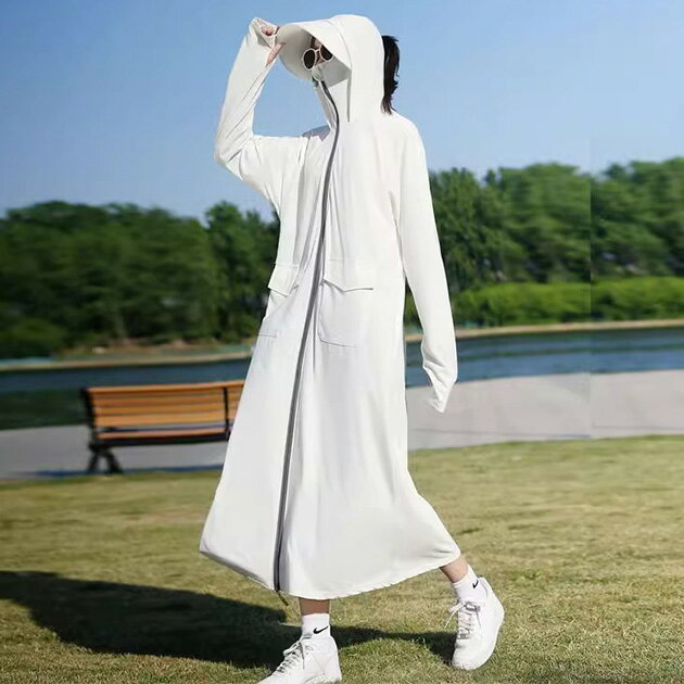⇒ 買い物ガイドはこちら■商品説明 全身しっかり紫外線対策できるロングラッシュガード。 バイザー付きのフードや目下まで隠れるフェイスカバー、指穴付きの袖を備えた日焼けしたくない女子にぴったりの一着です。 フロントは着脱が簡単なダブルジップ仕様で、実用性を高める大きめのダブルポケットを配置。 ゆとりを持たせながらも、すっきりと見えるシルエットに仕上がっています。 自転車に乗るときは裾のジップを適度に開けることで動きが軽快に。 突然の雨にも対応してくれるので何かと重宝すること間違いなしです。 ■サイズ（cm） ■素材 ポリエステル92%, ポリウレタン8% ■モデル情報 - ■原産国 MADE IN CHINA ■注意事項 ・撮影画像と実物の色合いが多少異なって見える場合がございます。 ・サイズは平置きでの採寸となりますので、測定方法によって多少の誤差が生じる場合がございます。 ・入荷・生産時期により、色味、サイズ、素材などが多少異なる場合がございます。 ・本製品は生産過程におきまして、生地を織る際の糸の継ぎ目や多少のほつれが生じることがあります。 ・お手頃な価格でご提供しているため、簡易包装となっており、保管・梱包時にシワが生じる場合がございます。 ・靴商品については、商品箱が破損している場合がございます。 上記内容について、あらかじめご了承くださいますようお願い申し上げます。