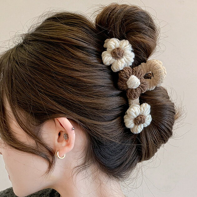 Rakuten - バイカラー 立体 ニット フラワー ヘアクリップ 女性 レディース ヘアアクセサリー 春 秋 冬 ヘアアレンジ 花 ボタニカル 3D 配色 ソフト 可愛い キュート ガーリー 普段使い カジュアル デート 簡単