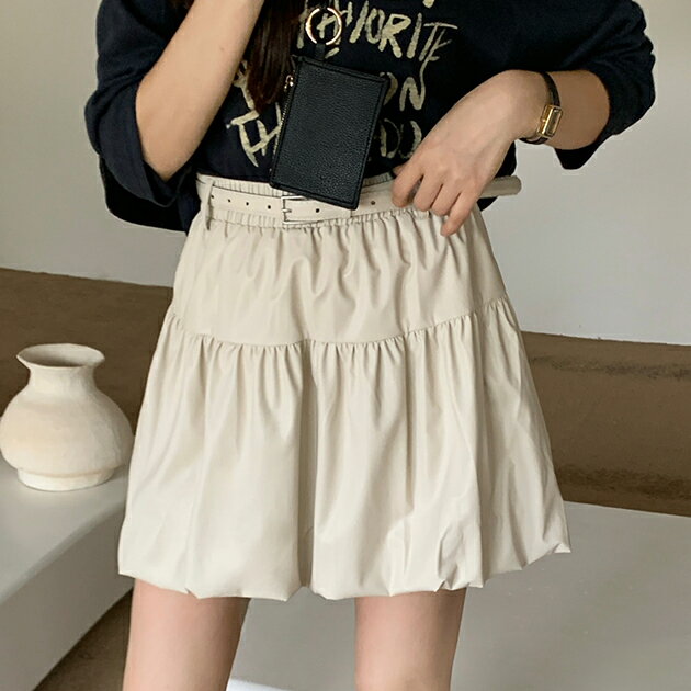 ベルト付き ティアード ギャザー ミニ スカート 女性 レディース ボトム 春 夏 秋 単色 無地 フレア Aライン ミニスカ 合成皮革 レザータッチ マット 辛口 可愛い バルーン キュート ガーリー ロック パンク ストリート 甘辛