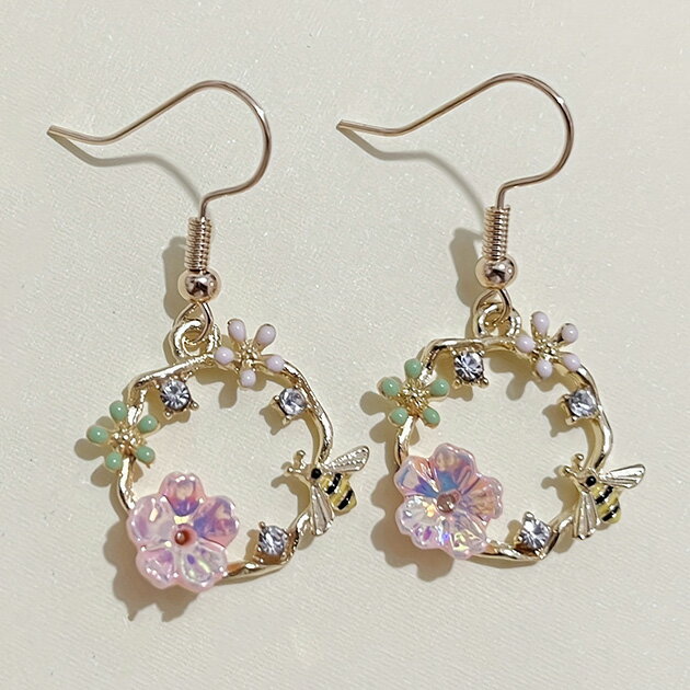 Rakuten - シェル フラワー メルヘン モチーフ ピアス アクセサリー 女性 レディース 春 夏 秋 冬 オールシーズン 耳飾り フックタイプ メタリック ファンシー お花 ミツバチ 可愛い キュート カラフル おでかけ デート お呼ばれ パーティー イベント