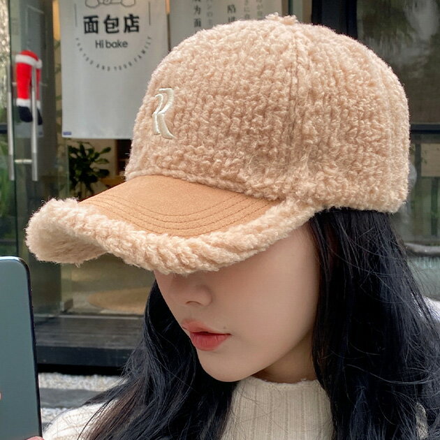 刺繍付き 異素材 ボア ニット キャップ 女性 レディース ユニセックス 秋 冬 帽子 単色 プードル もこもこ ボリューム ロゴ アルファベット フェイクレザー レザー調 合成皮革 存在感 野球帽 カジュアル ストリート