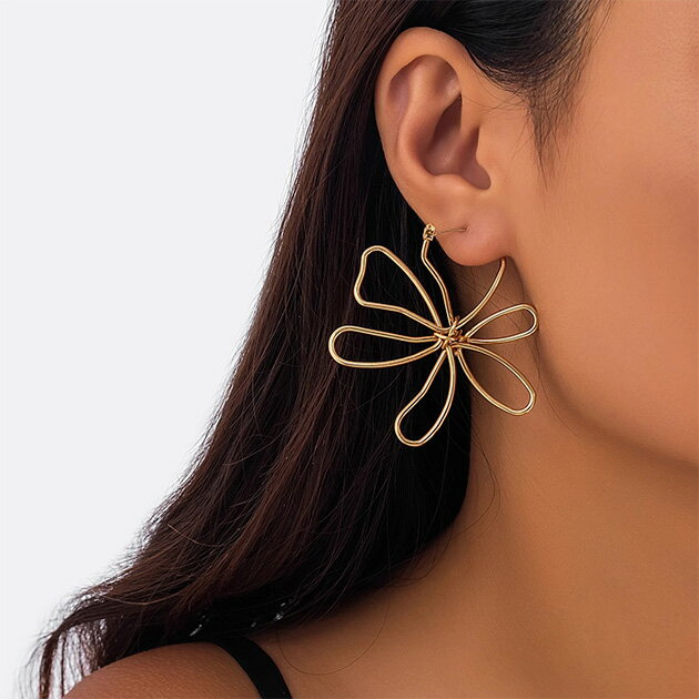 Rakuten - ビッグ フラワー ニュアンス ライン ピアス アクセサリー 女性 レディース 春 夏 秋 冬 オールシーズン 耳飾り メタリック おしゃれ 大きい 可愛い キュート 上品 大人っぽい フェミニン きれいめ デイリー おでかけ お呼ばれ パーティー