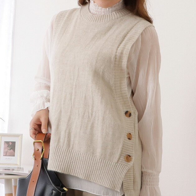 楽天レースレディースサイドボタンイレギュラーヘムニットベスト 女性 レディース 春 秋 冬 ジレ クルーネック シンプル レイヤード 重ね着 オーバーサイズ 細見え 華奢見え ゆるコーデ 丸首 セーター 無地 ベーシック 定番 差しアイテム 体型カバー 上品 きれいめ