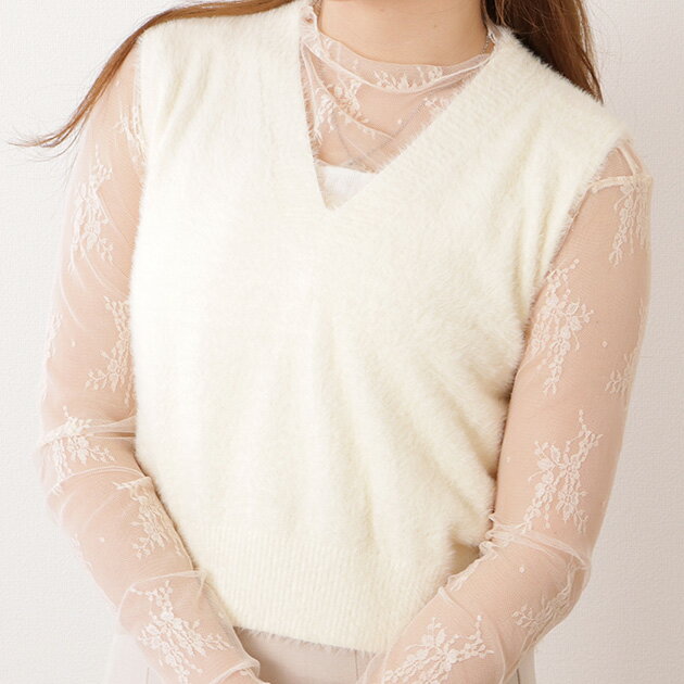 Vネックコンパクトシャギーニットベスト 女性 レディース トップス ジレ 秋 冬 ウィンター ウォーミー 防寒 単色 ワンカラー 着回し カジュアル きれいめ シンプル ミニマル フェザー 毛羽感 ふわふわ 差しアイテム レイヤード 重ね着