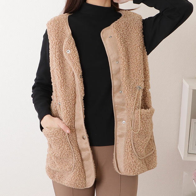 スナップ付き 中綿 ボア ミドル ベスト 女性 レディース アウター ジャケット ジレ 羽織り 秋 冬 フェイクファー もこもこ 存在感 ボリューム ボタンレス ノーカラー 体型カバー アクセント 防寒 単色 ベーシック ドロスト紐のサムネイル