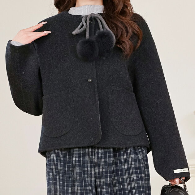 Rakuten - Anely リボン ファー ポンポン付き ショート コート アウター 長袖 ドロップショルダー ノーカラー 女性 レディース 秋 冬 パールボタン ポケット付き 単色 ワンカラー フェミニン 上品 かわいい キュート 大人女子 おでかけ 通勤 デート