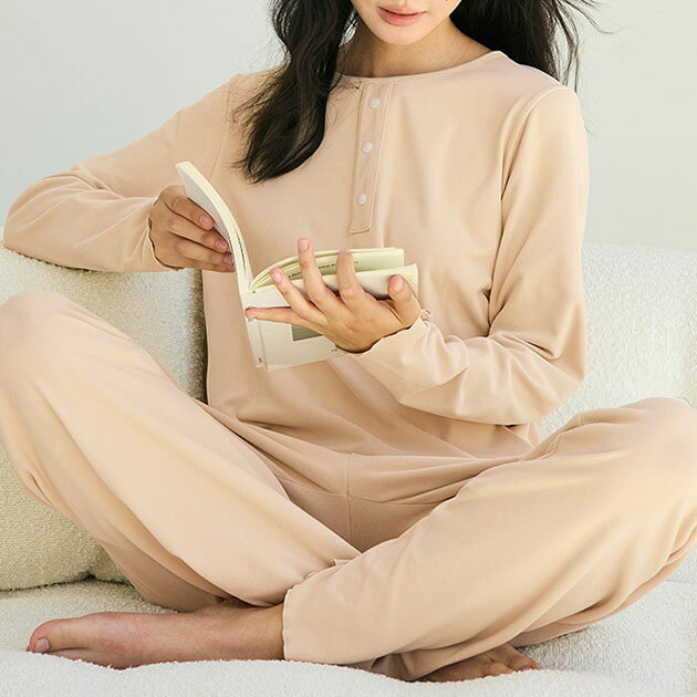 ⇒ 買い物ガイドはこちら■商品説明 オールシーズン着用できるソフトな素材感が嬉しいルームウェア。 小さなボタンをアクセントに、袖口や裾にはメロウを施して愛らしさをプラスしました。 ほど良いゆとりがあるため着心地が良く、締め付け感がないのでパジャマにもピッタリです。 冷え込む時期はふわもこ素材のパーカーやガウンと組み合わせて防寒対策するのもおすすめ。 気温に季節に合わせたコーディネートでおしゃれに演出すれば、おうち時間も楽しくなること間違いなしです。 ■サイズ（cm） 【M】身幅：48.0cm / 肩幅：35.5cm / 総丈：61.0cm / そで丈：55.0cm / ウエスト：60cm / ヒップ：95cm / パンツ丈：95.0cm / 股上：32.5cm / 股下：65.5cm / もも周り：60cm / すそ周り：47cm 【L】身幅：50.0cm / 肩幅：38.0cm / 総丈：63.0cm / そで丈：58.0cm / ウエスト：66cm / ヒップ：97cm / パンツ丈：98.5cm / 股上：33.5cm / 股下：66.5cm / もも周り：62cm / すそ周り：49cm ■素材 【2点すべて】ポリエステル91%, ポリウレタン9% ■モデル情報 - ■原産国 MADE IN CHINA ■注意事項 ・撮影画像と実物の色合いが多少異なって見える場合がございます。 ・サイズは平置きでの採寸となりますので、測定方法によって多少の誤差が生じる場合がございます。 ・入荷・生産時期により、色味、サイズ、素材などが多少異なる場合がございます。 ・本製品は生産過程におきまして、生地を織る際の糸の継ぎ目や多少のほつれが生じることがあります。 ・お手頃な価格でご提供しているため、簡易包装となっており、保管・梱包時にシワが生じる場合がございます。 ・靴商品については、商品箱が破損している場合がございます。 上記内容について、あらかじめご了承くださいますようお願い申し上げます。