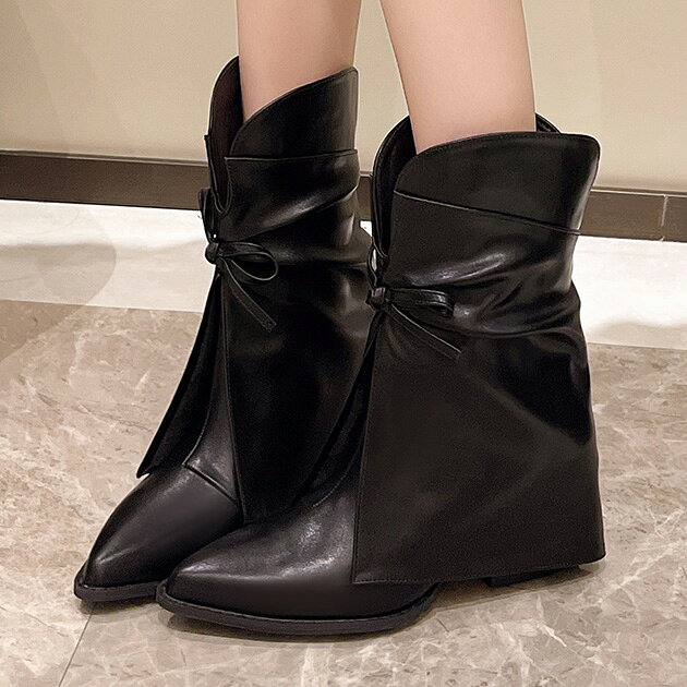 ⇒ 買い物ガイドはこちら■商品説明 リボンをフェミニンなアクセントにしたミドル丈のカバーブーツ。 スムースなレザー調の素材は、ポインテッドトゥとの組み合わせでフェミニンな佇まいです。 やや長めのレングスもフロントのV字カッティングが奥行きを演出し、フレアワイドなシルエットが、足をスッキリと見せてくれるのが嬉しいところ。 安定感のある太ヒールを採用しているため歩きやすさも抜群です。 コーディネートに取り入れるだけで、旬のブーツスタイルをお楽しみいただけます。 ■サイズ(日本サイズ) 【35】22.5cm：高さ：26cm / ヒール：4.2cm 【36】23.0cm：高さ：26cm / ヒール：4.2cm 【37】23.5cm：高さ：26cm / ヒール：4.2cm 【38】24.0cm：高さ：26cm / ヒール：4.2cm 【39】24.5cm：高さ：26.5cm / ヒール：4.2cm 【40】25.0cm：高さ：26.5cm / ヒール：4.2cm ・重量(片足) 430g ■素材 甲材: 合成皮革PU / 底材: 合成ゴム ■モデル情報 - ■原産国 MADE IN CHINA ■注意事項 ・撮影画像と実物の色合いが多少異なって見える場合がございます。 ・サイズは平置きでの採寸となりますので、測定方法によって多少の誤差が生じる場合がございます。 ・入荷・生産時期により、色味、サイズ、素材などが多少異なる場合がございます。 ・本製品は生産過程におきまして、生地を織る際の糸の継ぎ目や多少のほつれが生じることがあります。 ・お手頃な価格でご提供しているため、簡易包装となっており、保管・梱包時にシワが生じる場合がございます。 ・靴商品については、商品箱が破損している場合がございます。 上記内容について、あらかじめご了承くださいますようお願い申し上げます。