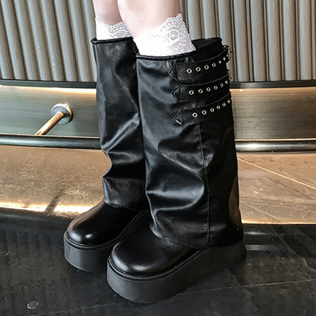 樂天商城 - ハトメ ベルト カバー ロング ブーツ 靴 シューズ ラウンドトゥ 女性 レディース 秋 冬 レザー調 厚底 ボリューム プラットフォーム 安定感 歩きやすい 履きやすい 脚長効果 スタイルアップ おしゃれ モード ハード 個性的 かっこいい