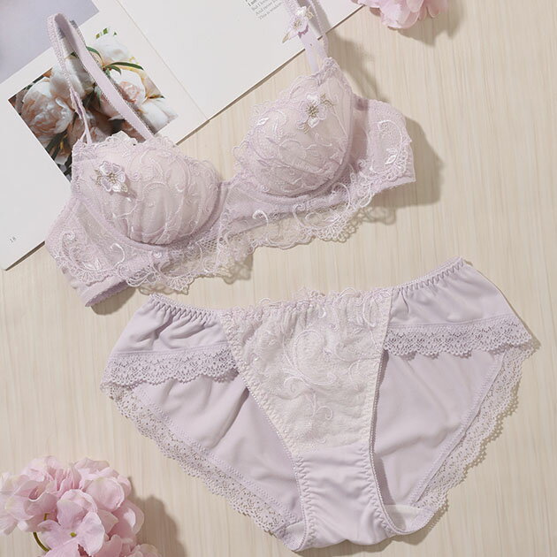 Rakuten - 【2点セット】3D フラワー 付き レーシィ ブラ&ショーツ 女性 レディース インナー 下着 肌着 ブラジャー パンツ 春 夏 秋 冬 シアー シフォン レース 透け感 刺繍 ボタニカル柄 リーフ 花 ガーリー ロマンチック 立体 上品 3/4