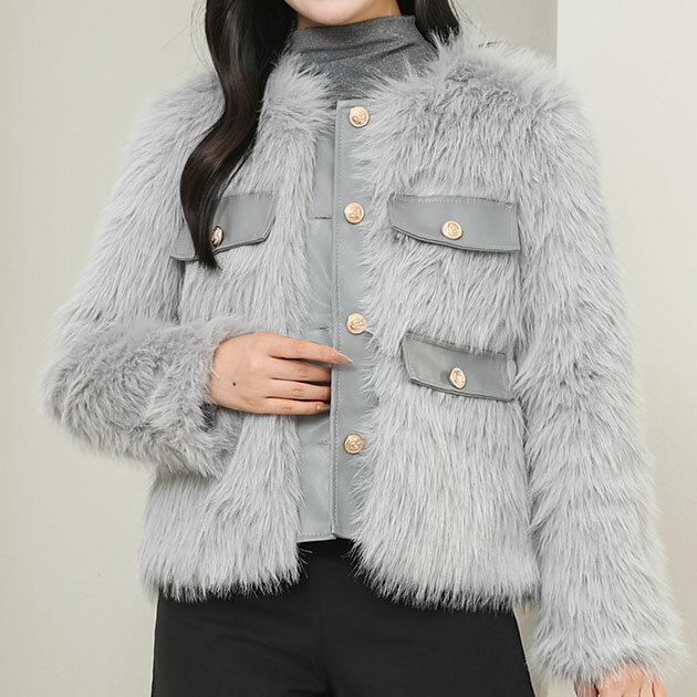ノーカラー フラップ ボタン ファー ジャケット 女性 レディース 上着 アウター コート ブルゾン 秋 冬 防寒 羽織り カーディガン 単色 無地 リッチ 存在感 ボリューム 上品 大人 エレガント ドレッシー 大胆 コンパクト ショート丈のサムネイル