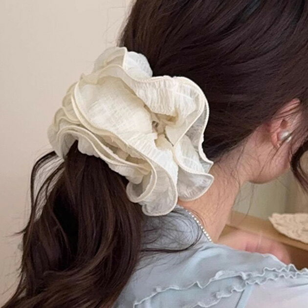 Rakuten - フリル ニュアンス ボリューム ビッグ シュシュ 女性 レディース ヘアアクセサリー 春 夏 秋 冬 髪飾り 単色 大ぶり 大きい ヘアゴム 華やか エレガント フェミニン かわいい 大人っぽい まとめ髪 アップスタイル アクセント ヘアアレンジ