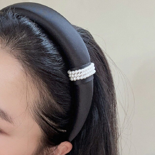 乐天商城 - 3連 パール ロゴ チャーム付き カチューシャ 女性 レディース ヘアアクセサリー 春 夏 秋 冬 髪飾り 髪留め フェミニン エレガント 上品 大人っぽい ヘアアレンジ アップスタイル おでかけ デート お呼ばれ 結婚式 二次会 パーティー