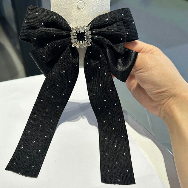 ⇒ 買い物ガイドはこちら■商品説明 3つのリボンモチーフにビジューをあしらった、大人上品なバレッタ。 ドット柄のように散りばめたラインストーン使いが、キュートな雰囲気を高めます。 ポニーテールやハーフアップなどのスタイルに、サッと付けるだけでドレスアップが叶い、視線を集める後ろ姿に。 無造作にまとめた抜け感のあるスタイリングもおしゃれに決まります。 フェミニンな雰囲気を演出してくれるデザインは、普段使いにはもちろん、お呼ばれや結婚式、パーティーなど華やかなシーンにもおすすめです。 ■サイズ（cm） 【F フリーサイズ】大きさ：24×15.5cm ■素材 ポリエステル / アクリル ■モデル情報 - ■原産国 MADE IN CHINA ■注意事項 ・撮影画像と実物の色合いが多少異なって見える場合がございます。 ・サイズは平置きでの採寸となりますので、測定方法によって多少の誤差が生じる場合がございます。 ・入荷・生産時期により、色味、サイズ、素材などが多少異なる場合がございます。 ・本製品は生産過程におきまして、生地を織る際の糸の継ぎ目や多少のほつれが生じることがあります。 ・お手頃な価格でご提供しているため、簡易包装となっており、保管・梱包時にシワが生じる場合がございます。 ・靴商品については、商品箱が破損している場合がございます。 上記内容について、あらかじめご了承くださいますようお願い申し上げます。