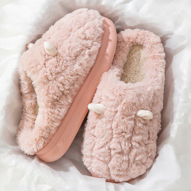 ⇒ 買い物ガイドはこちら■商品説明 秋冬シーズンにぴったりの、あたたかなボア×ファースリッパ。 クローズトップタイプで体温を逃しにくく、冷えやすい足元をしっかりとカバーしてくれる一足です。 ボリューム感のあるフォルムが今年らしく、まるでぬいぐるみのような存在感も◎ アッパーには耳をつけて、遊び心たっぷりに仕上げました。 フラットソールで歩きやすく、安定感も抜群。 ご自分用にはもちろん、シーズンギフトとしてお選びいただくのもおすすめのアイテムです。 ■サイズ（cm） 【36】23.0cm:アウトソール：26.5cm 【38】24.0cm:アウトソール：27.2cm 【40】25.0cm:アウトソール：28cm ・重量(片足) 115g ■素材 甲材: ポリエステル100% / 底材: EVA ■モデル情報 - ■原産国 MADE IN CHINA ■注意事項 ・撮影画像と実物の色合いが多少異なって見える場合がございます。 ・サイズは平置きでの採寸となりますので、測定方法によって多少の誤差が生じる場合がございます。 ・入荷・生産時期により、色味、サイズ、素材などが多少異なる場合がございます。 ・本製品は生産過程におきまして、生地を織る際の糸の継ぎ目や多少のほつれが生じることがあります。 ・お手頃な価格でご提供しているため、簡易包装となっており、保管・梱包時にシワが生じる場合がございます。 ・靴商品については、商品箱が破損している場合がございます。 上記内容について、あらかじめご了承くださいますようお願い申し上げます。