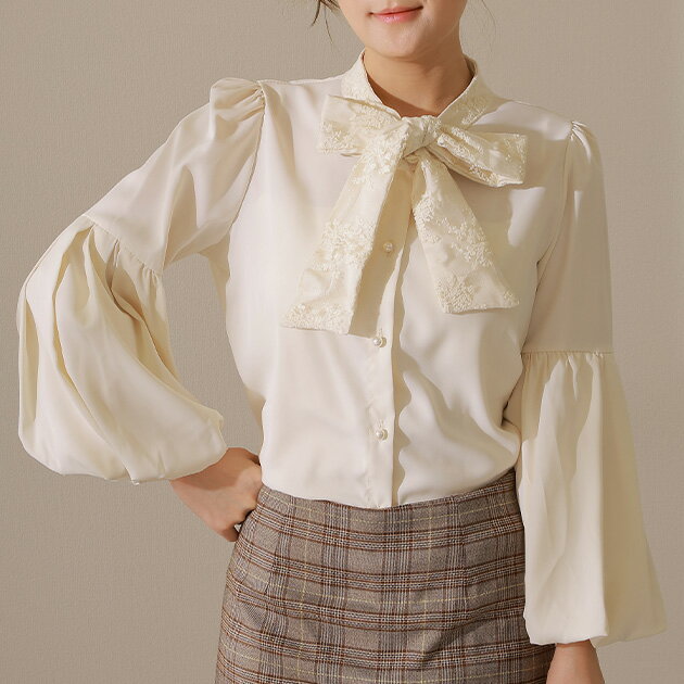 Rakuten - レース ボウタイ付き バルーン袖 フレア ブラウス 女性 レディース トップス シャツ 春 夏 秋 単色 無地 華やか エレガント ふっくら きれいめ オフィス セレモニー オンコーデ とろみ 光沢 フェミニン