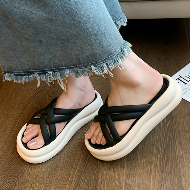 チューブ クロス ストラップ 厚底 スライド サンダル シューズ レディース 夏 無地 シンプル 楽ちん ボリューム 歩きやすい 脚長効果 スタイルアップ 大人っぽい 大人女子 カジュアル 今旬 トレンド モード おしゃれ デート ビーチ レジャー 旅行のサムネイル