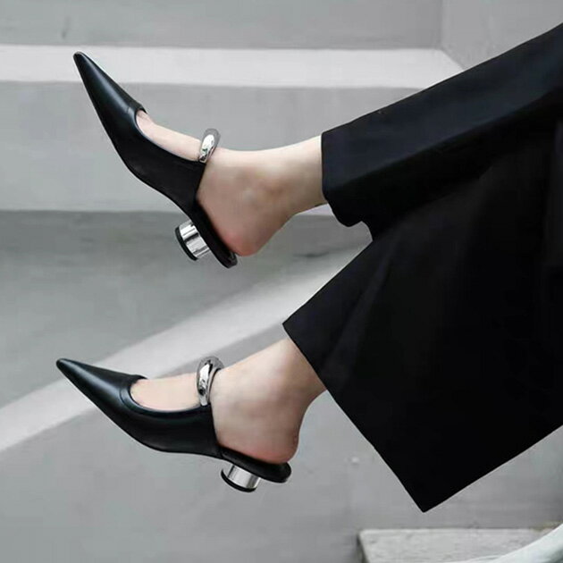 ゴールド メタル ストラップ ポインテッドトゥ ミュール ヒール サンダル シューズ レディース 夏 ローヒール 歩きやすい 太ヒール 美脚 スタイルアップ 大人女子 大人っぽい 上品 フェミニン モード トレンド おしゃれ デート パーティーのサムネイル