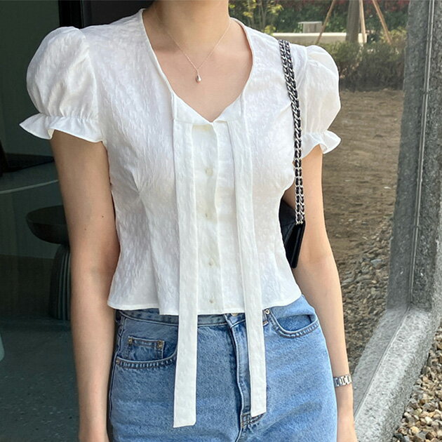 ボウタイ リボン パフスリーブ ショート ブラウス トップス レディース 夏 サマー 単色 ソリッドカラー 前開き クロップド 着丈短め ノーカラー ぽわん袖 大人可愛い スイート ガーリー キュート フェミニン トレンド おでかけ デート 韓国コーデのサムネイル