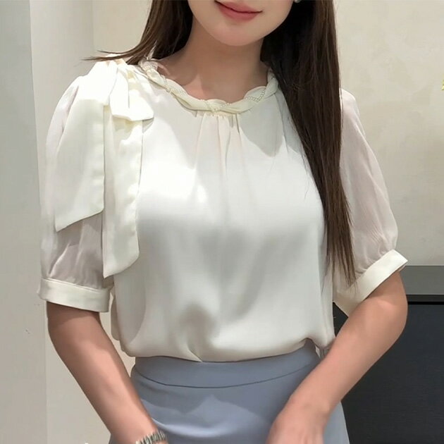 樂天商城 - 肩リボン クルーネック パール付き パフスリーブ ブラウス トップス 半袖 夏 サマー レディース 女性 5分袖 ハーフスリーブ 無地 単色 ワンカラー 上品 きれいめ フェミニン エレガント 大人っぽい おでかけ デート 通勤 オフィス フォーマル