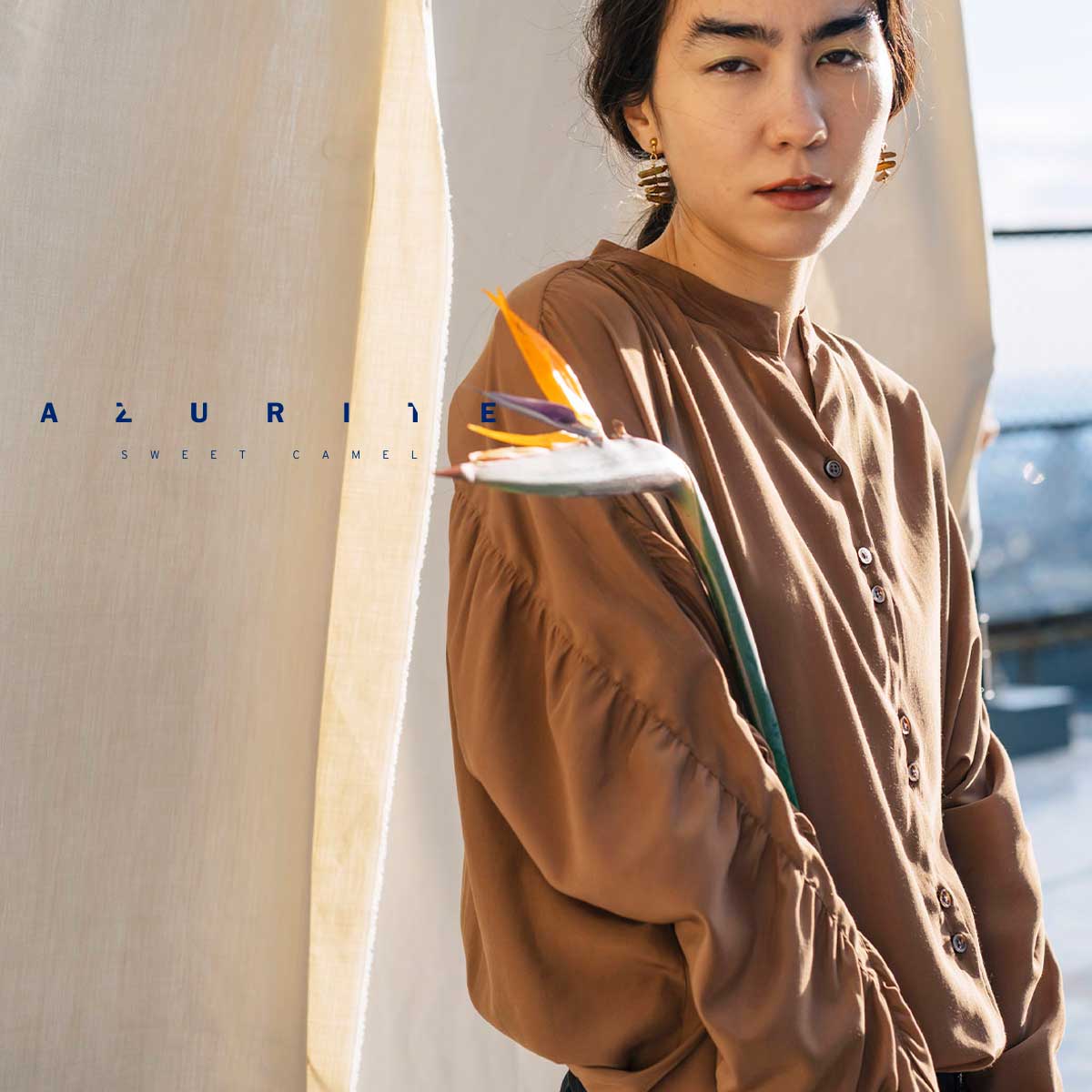 【公式】【50 OFF】AZURITE by sweet camel アズライト ギャザーブラウス レディース シャツ ノーカラーシャツ 光沢 タック 羽織り 白 茶色 ホワイト ブラウン Mサイズ 春夏 SCT120