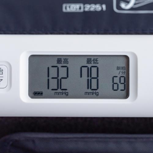 エーアンドデイ A&D 上腕式ホースレス血圧計 NFC内蔵 ホワイト UA-1100NFC-WH〈UA1...