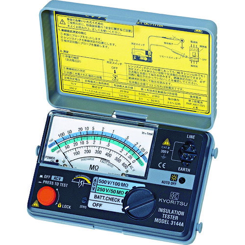 定格測定電圧(V/MΩ)：100/20、250/50 最小表示(MΩ)：0.02 交流電圧(V)：300 幅×奥行×高さ：137×40×90mm 電源：単3乾電池(R6P)×4本(付属)小型、軽量2レンジメガです。 電圧レンジ別に色分けをした、見やすいスケール目盛りです。 測定スイッチを手元で操作可能なリモートスイッチ付測定プローブ標準装備です。 CE規格品です。 JISC1302:2002準拠品です。 100/250V切替式です。