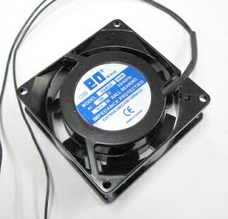 サイズ：80×80×25mm 入力：100VAC　50/60Hz 回転数：2600RPM(50Hz)3100RPM(60Hz) 最大風量：21(0Hz)/24(60Hz)CFM 最大静圧：4.06(50Hz)/5.59(60Hz)mm-H2O ノイズ：32(50Hz)/35(60Hz)dB(A) 重量：約260g