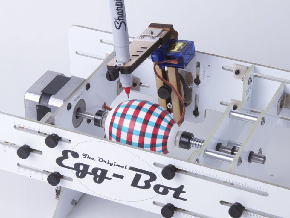 ※本製品は、組立てが必要なEgg-Bot-Deluxe の組立済品です。 Eggbotは、ピンポンボールの大きさから直径が約3&#12316;10 cmの小さなグレープフルーツのものまで、球形または卵形のオブジェクトを描くことができるオープンソースのアートロボットです。 Eggbotは超調整可能で、通常は印刷が不可能なあらゆる種類のものを描画するように設計されています。卵だけでなく、ピンポンの球、電球、ミニカボチャ、そしてワイングラスのようなものまで。 Eggbotシャーシは、付属のモーター用のヒートシンクを備えた丈夫なグラスファイバー製です。ペンと卵モーターは高トルク精密ステッピングモーターで、ペンリフト機構は静かで信頼性の高いサーボモーターです。 使用可能なUSBポート（Mac、WindowsまたはLinux）を備えた最新のコンピュータは必要で、アセンブリ手順や必要なソフトウェアをダウンロードするためのインターネットアクセスも必要です。 EggBotキットに含まれる標準のペンホルダーは、Sharpie Ultra Fine Pointペンを含む様々なアートペンに適合するように設計されています。製品には、1本のペンが付属しています。 基本的な操作は、プリンタドライバの操作とほとんど同じです：Inkscapeで図面をインポートまたは作成し、その拡張機能を使用して、Eggbotにマウントしたオブジェクトに図面をプロットします。使いやすいグラフィカルユーザーインターフェイスですべて処理され、Mac、Windows、Linuxで正常に動作します。 ※本製品は、英語版取説及びソフトをダウンロードいただく必要がございます。