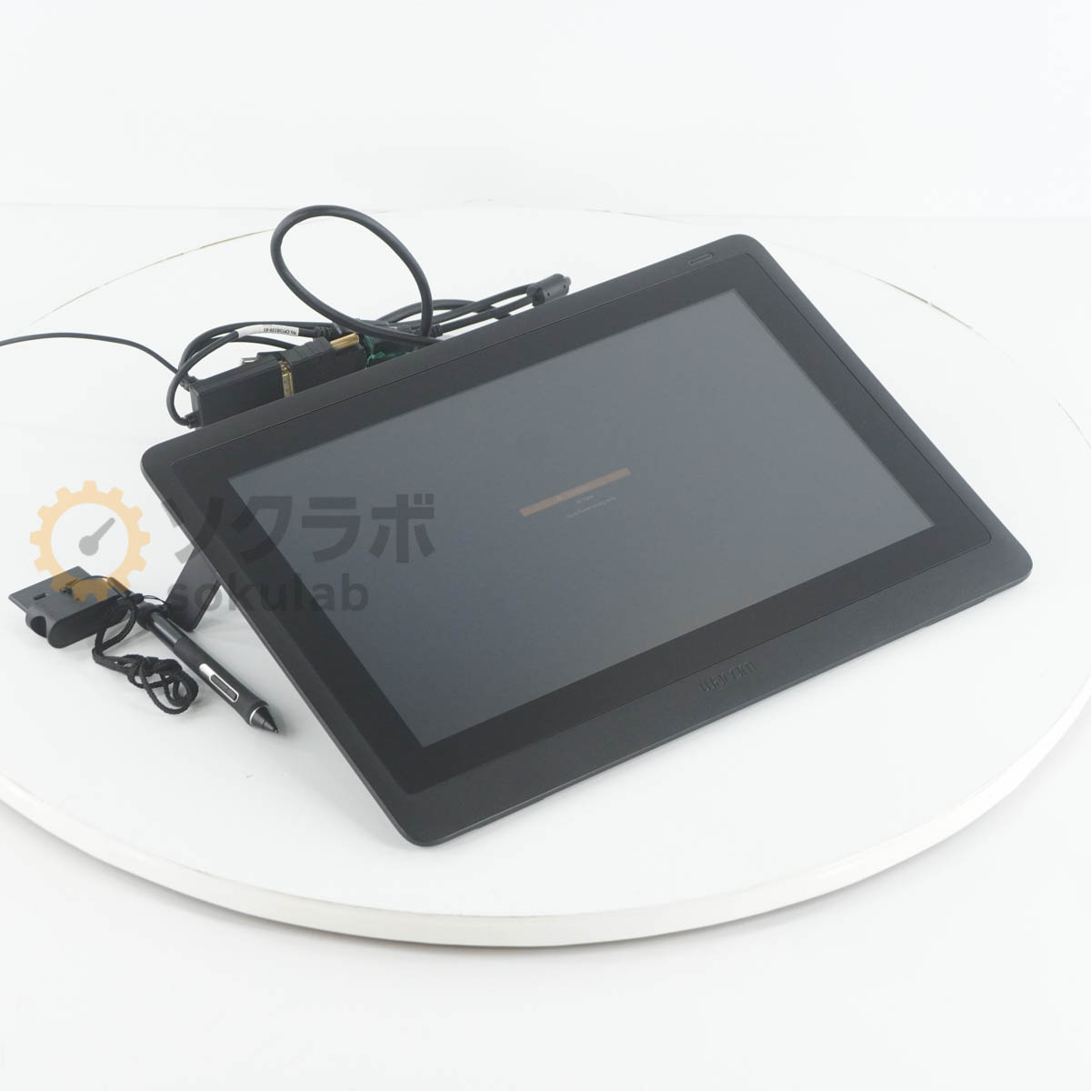 型番補足：Cintiq 16 確定付属品：ペン付 付属品：ACアダプター 電源コード【保証あり】使用されていたものを入荷いたしました。 あくまでも中古品としてご理解の上でご購入お願いいたします。 詳細は写真にてご確認ください。【当商品について】付属品等のセット内容詳細は写真からご確認をお願いいたします。 ※写真にて掲載されているものは当店の在庫の一つとなります。 同等品をお送りさせていただきます。製造番号等は異なる場合があります。 ※掲載している写真の中の「この中から、発送致します。」と記載されている札の写真にのみ写っている付属品は付属にならない場合もございます。【外観・動作・補足コメント】傷や汚れがあります。電源差込口の蓋が破損しております。タッチの動作確認済みです。【サイズ】高さ8.00cm×幅43.00cm×奥行29.00cm　重さ約3.00kg【サイズ補足】