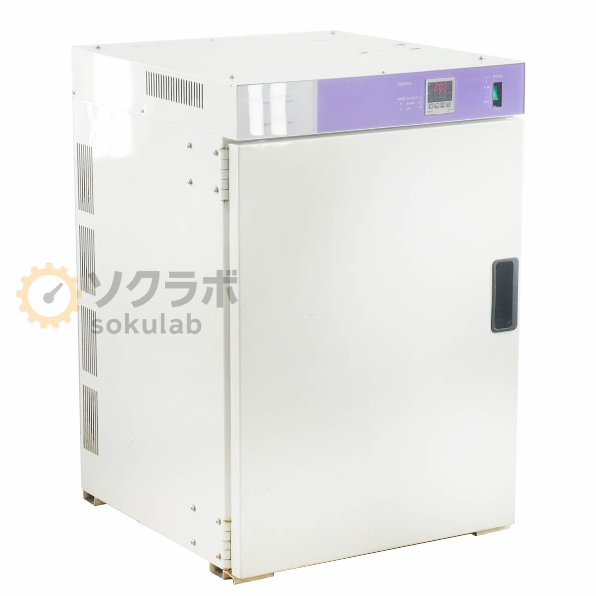 型番補足：HCRCS1V200W-A5501 シリーズ・商品・ブランド名：KEEPIT キープイット【保証なし】全ての機能が動作するか等の詳細な状態が分かりかねるため現状販売とさせていただきます。 通電した場合は、通電した状態の写真を掲載しておりますので写真にてご確認ください。 現状での販売となりますので、記載の有無に関わらず保証は一切おつけ出来ませんのでご了承ください。 詳細は写真にてご確認ください。【当商品について】商品内容詳細は写真からご確認をお願いいたします。【外観・動作・補足コメント】傷や汚れがあります。塗装剥がれや錆があります。温度の上昇は確認出来ましたが、5℃設定にしても12℃までしか下がりません。写真に写っている木の台車は付属いたしません。【サイズ】高さ68.00cm×幅46.00cm×奥行50.00cm　重さ約42.00kg【サイズ補足】