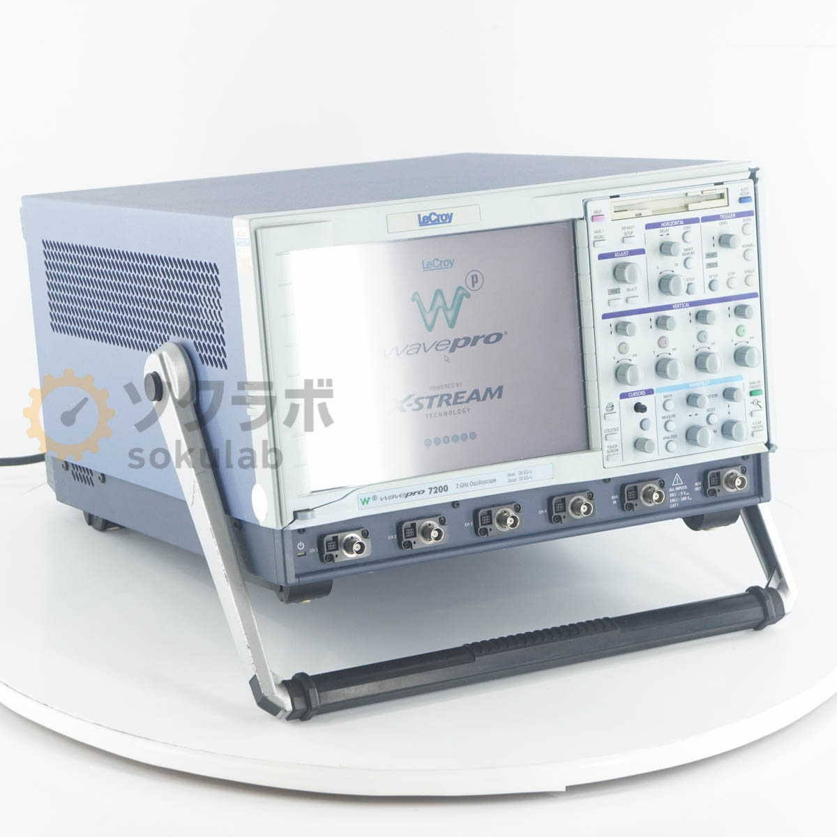 型番補足：7Kオプション：OPT VL【保証なし】全ての機能が動作するか等の詳細な状態が分かりかねるため現状販売とさせていただきます。 通電した場合は、通電した状態の写真を掲載しておりますので写真にてご確認ください。 現状での販売となりますので、記載の有無に関わらず保証は一切おつけ出来ませんのでご了承ください。 詳細は写真にてご確認ください。【当商品について】オプション：OPT VL【外観・動作・補足コメント】全体的に劣化や傷、汚れがあります。天面、持ち手に傷があります。右側面やフレームに破損があります。ツマミに劣化や欠品があります。通電しても画面に何も表示されない時があります。その他当店では詳細な動作は未確認です。電源コードは付属いたしません。【サイズ】高さ30.00cm×幅44.00cm×奥行51.00cm　重さ約19.00kg【サイズ補足】