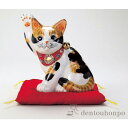 【LINE登録で300円クーポン】 九谷焼 横向き招猫 毛長三毛 5.5号 布団付 ( 木札名入れ有料 父の日 プレゼント 初任給 置物 幸運 開運 開店祝い ...