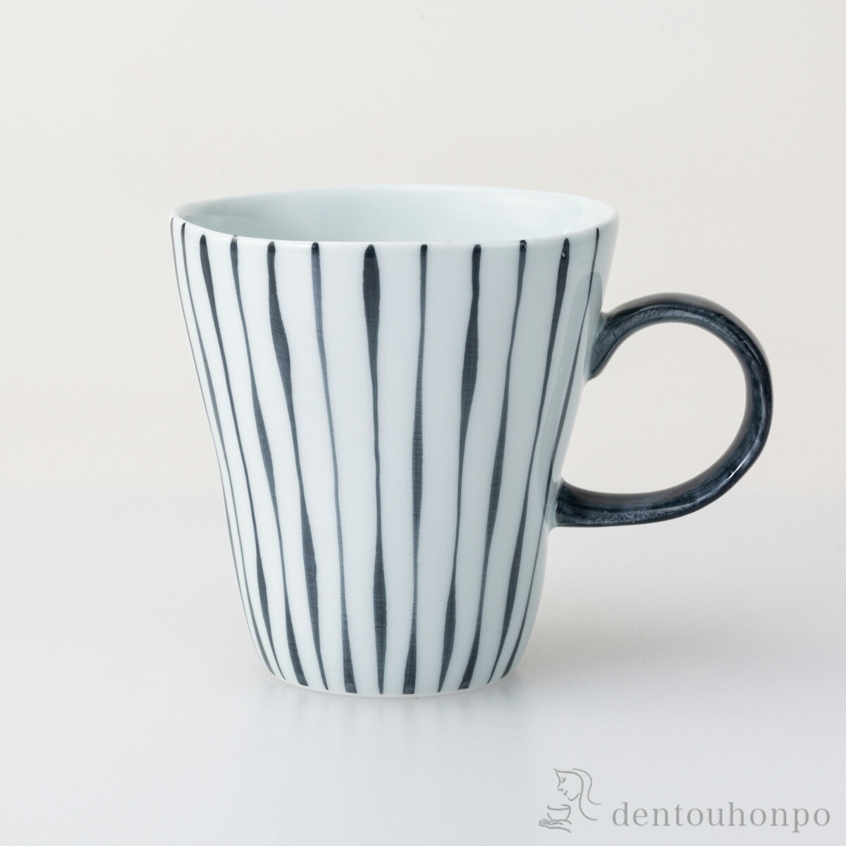 【LINE登録で300円クーポン】 よろけ縞 マグ 灰 ( プレゼント デザイン マグ オリジナル タンブラー 波佐見焼 結婚 出産 内祝い 引き出物 金婚式 誕生日プレゼント 還暦祝い 古希 喜寿 米寿 退職 定年 プレゼント お祝い お返し お礼 令和 両親 父 母 男性 女性 日本製 )