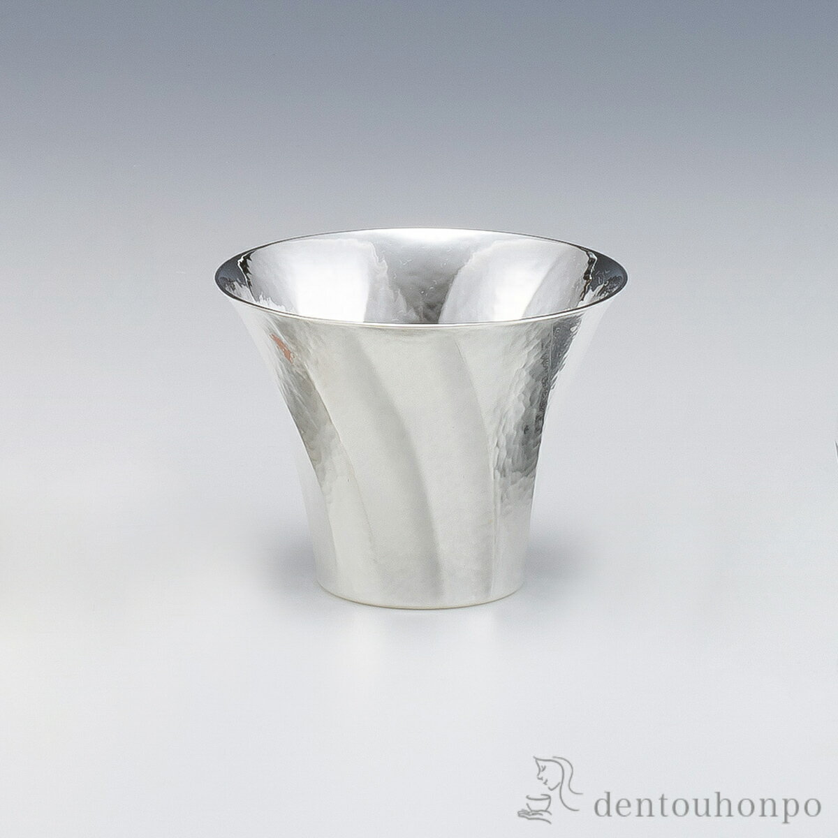 【5%OFFクーポン 本日23:59まで】 純銀 ぐい呑み 斜め立筋 45g ( 高級 コレクション 美術品 工芸品 伝統 東京銀器(銀工芸) 結婚 出産 内祝...