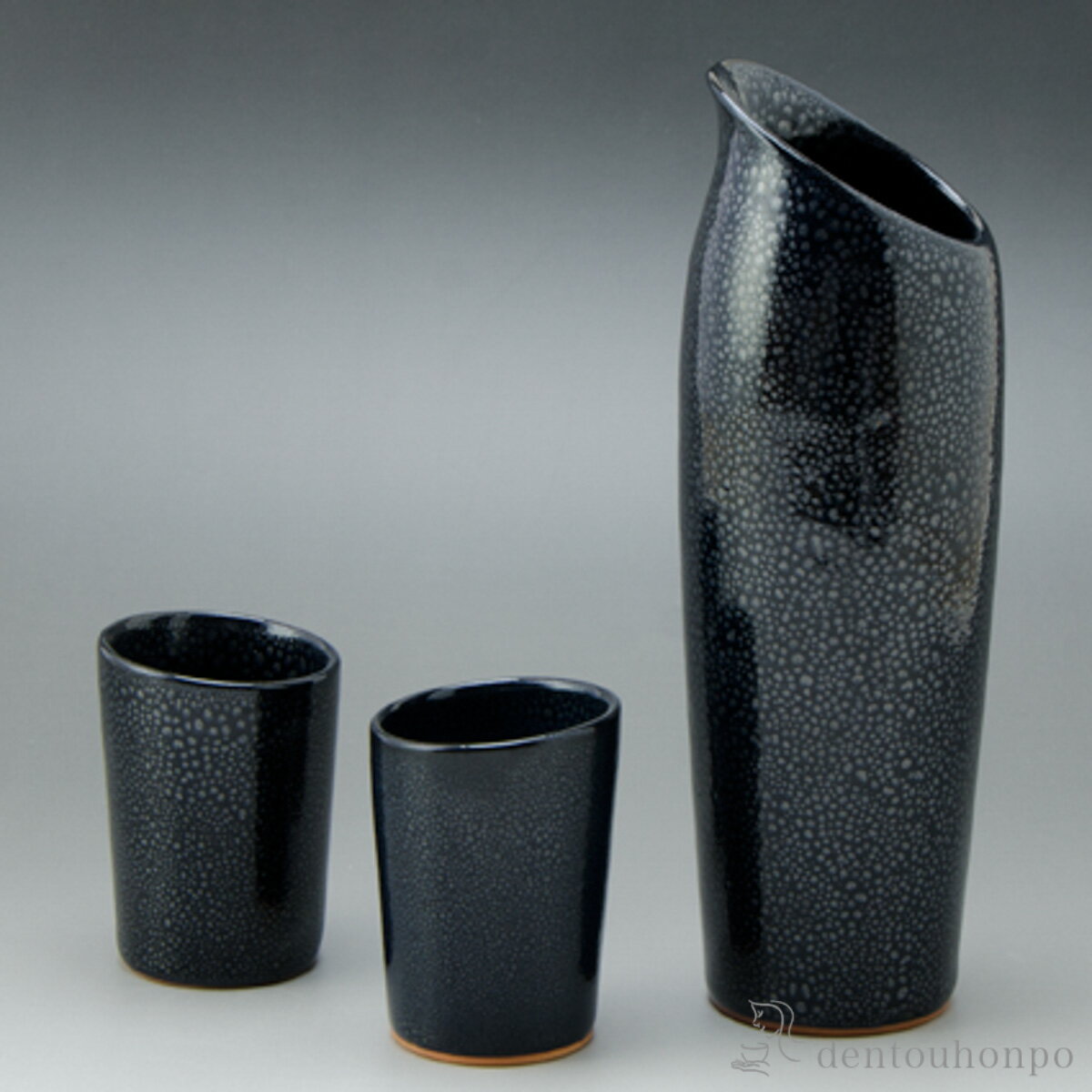 お買い物カゴ上でご案内の納期は現時点での目安となります。ご注文後、仕入先への在庫確認時の状況により、納期遅れや欠品によるキャンセルが発生する可能性があります。在庫確認後、メールにて正確な納期を回答させていただきます。商品説明鎌倉時代より人々を魅了してきた天目を現代的に昇華しました。カップの斜めのエッジが目を引きます。商品情報 ショップ品番：kmk2157 材質：本体:陶器 寸法：[徳利] 直径:7cm × 高さ:22cm[ぐい ] 直径:5.5cm × 高さ:10cm 箱：紙箱 ご購入の前に知っておいていただきたいこと ※ひとつひとつ手づくりのため、絵付けの濃淡が商品によって異なります。※ギフト包装をご希望の際は納期1週間程かかります。関連キーワード清水焼 京焼 酒器 日本酒 冷酒 プレゼント 人気 清水焼 京焼 用途: 結婚祝い 結婚式 引き出物 引出物 新築祝い 引越し 定年 退職祝い 昇進祝い 快気祝い 父の日 母の日 敬老の日 誕生日 就職祝い 結婚内祝い 出産内祝い 初任給 誕生日 新築内祝い 還暦祝い 古稀 古希祝い 喜寿 傘寿 米寿 卒寿 長寿祝い 金婚式 銀婚式 錫婚式 陶器婚式 磁器婚式 結婚記念日 初節句 入学祝い 子供 赤ちゃん の プレゼント 法人ギフト 上場祝い 竣工祝い 周年 会社設立 事務所移転 開業 開店祝い 永年勤続 就任 記念品 法事 志 法要 香典 お香典返し 四十九日 満中陰志 初盆 偲び草 粗供養 忌明け 七七日忌明け 父 母 両親 従兄弟 親戚 上司 部下 社長 海外 取引先 男性 女性 男の子 女の子 20代 30代 40代 50代 60代 70代 80代 90代 プレゼント ギフト お礼 御礼 お祝い 御祝い 贈り物 お返し おかえし お祝い返し お見舞い返し ご挨拶 お土産 記念品 贈答品 景品 名入れ 日本製 おすすめ おしゃれ かわいい 可愛い 人気 ペア セット 送料無料 即日発送 通販 販売【清水焼 京焼】 一太刀 酒器セット 油滴天目 黒 清水焼は京焼とも呼ばれ、千年にわたる京都の歴史と独特の雅な文化風土の中ではぐくまれてきました。華麗で繊細、そして洗練をきわめた日本の代表的な伝統工芸の逸品であり、仁清・乾山をはじめ先人たちが築いてきた伝統のこころを守りながら、現在の時代感覚に熟練の技を注ぎ込んだ作品を創りだしています。 清水焼 京焼で探す酒器セットの一覧から探す ギフトラッピング ＞＞のし ＞＞メッセージカード（一部有料） ＞＞紙袋（有料） ＞＞ ◇伝統本舗の商品をご覧いただき有り難うございます。様々な日本の伝統工芸品、贈りものをご紹介しております。 清水焼 京焼 酒器 日本酒 冷酒 プレゼント 人気 清水焼 京焼 用途: 結婚祝い 結婚式 引き出物 引出物 新築祝い 引越し 定年 退職祝い 昇進祝い 快気祝い 父の日 母の日 敬老の日 誕生日 就職祝い 結婚内祝い 出産内祝い 初任給 誕生日 新築内祝い 還暦祝い 古稀 古希祝い 喜寿 傘寿 米寿 卒寿 長寿祝い 金婚式 銀婚式 錫婚式 陶器婚式 磁器婚式 結婚記念日 初節句 入学祝い 子供 赤ちゃん の プレゼント 法人ギフト 上場祝い 竣工祝い 周年 会社設立 事務所移転 開業 開店祝い 永年勤続 就任 記念品 法事 志 法要 香典 お香典返し 四十九日 満中陰志 初盆 偲び草 粗供養 忌明け 七七日忌明け 父 母 両親 従兄弟 親戚 上司 部下 社長 海外 取引先 男性 女性 男の子 女の子 20代 30代 40代 50代 60代 70代 80代 90代 プレゼント ギフト お礼 御礼 お祝い 御祝い 贈り物 お返し おかえし お祝い返し お見舞い返し ご挨拶 お土産 記念品 贈答品 景品 名入れ 日本製 おすすめ おしゃれ かわいい 可愛い 人気 ペア セット 送料無料 即日発送 通販 販売