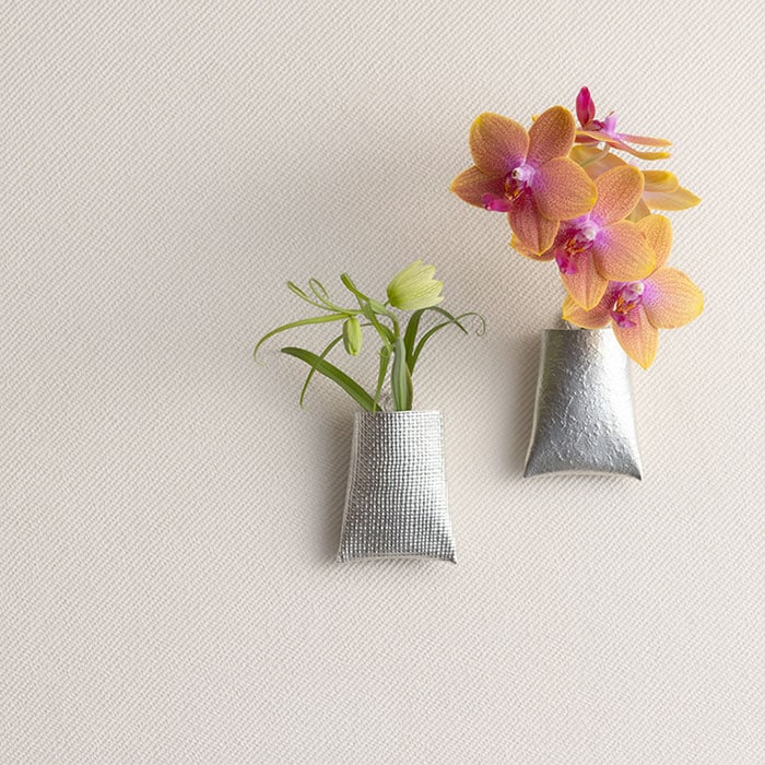 壁掛け花瓶 すずはな ライン ( 能作 初任給 プレゼント 母の日 ガラス フラワーベース 花器 一輪挿し おすすめ 高岡銅器 周年 創立 上場 竣工 開店 事務所移転 開業 プレゼント お祝い お返し お礼 令和 海外 日本 取引先 法人 ) [2]