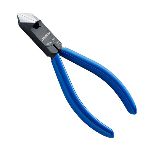 JAPPY 斜ニッパ JNN-125 ■切断能力 ・鉄線:φ1.2mm ・銅線:φ2.0mm ・より線:2.0SQ ※ピアノ線、ステンレス線、VVF2芯の切断には不向きです ■仕様 ・グリップ部素材:ビニール ・刃部材料:バナジウム鋼 ・刃部硬さ(HRC):54〜62 ・刃角度:37° ・皮むきから割線まで、さまざまな電気配線工事を1丁で対応可能 ・刃角度37°で入り組んだ部分や奥深い場所への加工が可能