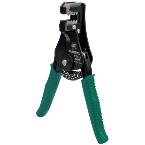 マーベル ワイヤーストリッパー 単線用 MWS-A ・電線適用サイズ:φ0.5・1.2・1.6・2.0mm ・全長:180mm ・グリップ色:グリーン ・付属品:ストッパー 心線に傷を付けずに簡単にできます。 刃物用特殊鋼を採用し、適正な焼入処理が施されています。