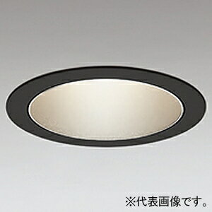 【特長】●CDMを代替するクラスで極限の小口径を目指しました。●まぶしさに配慮した25°以上のカットオフアングル。コーン上部に配置した鏡面反射板は直下照度を重視した配光設計。吹き抜けやガラス窓に面した空間など、壁面の反射率が期待できない場所においても、直射光によって水平面照度をしっかりと確保するベースダウンライトです。●同等クラスの従来品と比較して口径は最大50mm小さく、高さは最大65mm低くなりました。天井裏の寸法に余裕がない場所にも施工の可能性を拡げました。●光を効率よく取り出して十分な照度を得る鏡面反射板をカットオフ25°以上のコーンの上部に配置。さらにLEDを反射板の最深部に配置して、通常の視界で直射光が目に入ることを防いでいます。明るさの確保とまぶしさの抑制に配慮した設計です。●適度に抑制された点灯感で上品な空間演出に向くマットシルバー色コーンを全種類に展開。オフホワイト色には拡散性が高く明るさ感のある同色コーンも用意しました。【仕様】●MINIMUM(ミニマム)●反射板タイプ●C2500・C1950●LED一体型●CDM-T70Wクラス/FHT42W×2灯クラス・CDM-T35Wクラス/FHT42Wクラス