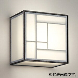 【特長】●省電力で長寿命な電球形LEDです。●ランプ交換が可能なので、万が一の時も安心です。●肌を美しく魅せる高演色LED。省エネ性はそのままに、くらしを美しく輝かせます。【仕様】●R15 クラス2●高演色LED●LEDランプ型●LED電球フラット形:・消費電力(W):5・口金:GX53-1・ランプ型番:No.295GL●白熱灯器具60W相当●非調光タイプ●光色:電球色●色温度(K):2700●電圧(V):AC100●固有エネルギー消費効率(lm/W):45.6●定格光束(lm):228●定格消費電力(W):5●平均演色評価数(Ra):94●光源寿命(時間):40000●寸法(mm):巾□140×出100●重量(kg):0.3●材質:・白木(オイルステイン)・ポリエステル強化和紙・上下面:ポリエステル強化和紙●調光器不可●グローブ引掛式●LEDランプ交換可能※取り付けには電気工事士の資格をもつ方の工事が必要となります。