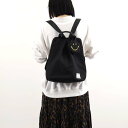 【クーコ COOCO】フェイスポーチ付センタータック入リュック B5対応 DOKODEMOSMILEY レディース ディパック デイリーバッグ 通勤 通学 スマ...