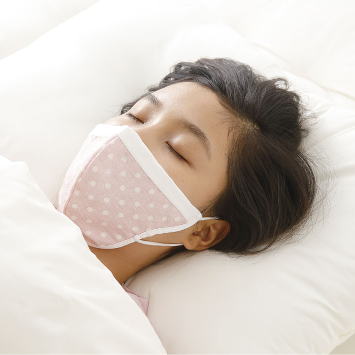 商品名うるおいコットンのおやすみマスクJANコードS：4589923181035M：4589923181042L：4589923181059材質表生地：綿　　裏生地：綿ゴム：ナイロン/PU色柄1色（水玉ピンク）商品サイズS：24cm×13cmM：25cm×13.60cmL:26cm×15cm生産国中国使用上の注意・本品は防塵マスクではありません。・呼吸器に異常のある方、乳幼児や自力での着脱が困難な方は使用しないでください。・傷、はれもの、かぶれ等肌に異常のある時は使用しないでください。・万一、使用中・使用後に気分が悪くなったり、皮膚にかゆみ・かぶれ・発疹等の異常が現れた場合は、直ちに使用を止めて、医師にご相談ください。・マスクを付けたままおやすみになる場合は、息苦しくなったらすぐ外してください。・耳紐を引っ張り過ぎると、ゆるくなることがあります。・衛生的に使用していただくため使用後は洗濯をして、清潔な場所に保管してください。・電子レンジなどではご使用にならないでください。・火気のそばでのご使用はお避け下さい。・お子様の手の届かない所に保管してください。・本来の用途以外に使用しないでください。・高温多湿な場所、直射日光の当たる場所での保管は避けてください。・天然の綿花を使用しているため、まれに生地表面に黒い斑点が見える場合がございますが、使用上問題はございません。お手入れ手洗い、陰干し