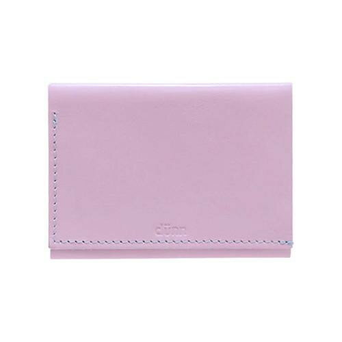 ほかのdunn製品はこちらfk094igrjsシンプルで使いやすく、手の中にすっぽりと収まるサイズ感。カード3枚とお札入れがついた3つ折り財布です。折りたたんだ大きさは、約名刺サイズと極小です。あらゆるポケットに簡単に入れることができます。折りたたむと全方位からカードを抑えるので、カードが落ちて困ることもありません。サイズ三つ折り時:94×69×6mm、広げた時:190×94×7mm個装サイズ：13×8×2cm重量30g個装重量：30g素材・材質国産本革生産国日本