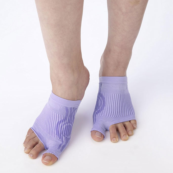 つらい外反母趾はアーチの乱れが原因のひとつ。そんな外反母趾を3段階の立体着圧編みとサイドの伸縮シリコンでお休み中にWサポート。甲周りをしっかりとホールドし内側にゆがんだ拇趾をお休み中に無理なくふわっと広げます。BR>ほかの外反母趾サポーター...