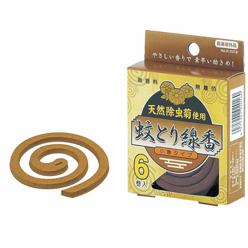 メーカー直送のため代引き・同梱はご利用になれません。商品名に【SG】の記載のある商品とは1件分の送料で同梱可能です。それ以外の商品をご注文の場合は別途送料が発生いたします。天然殺虫成分ピレトリンを使用マーガレットに似た可憐な花の除虫菊は、古くから殺虫効果があることが知らされており、花の子房に含まれる天然殺虫成分であるピレトリンは、人間などの哺乳類には毒性が無く、昔から虫除けとして日本の夏の安心快適生活に貢献してきました。この天然の除虫菊粉末を主成分として使用し、粉末を繋ぐための糊剤にも天然成分のみを使用し、着色料などは一切使用していない人に優しい、こだわりの蚊とり線香を作り続けています。●商品サイズ：100x70x23mm重量：40g燃焼時間（1巻当り）：約2時間●天然蚊とり線香小巻タイプ　1個(6巻入)　日本製