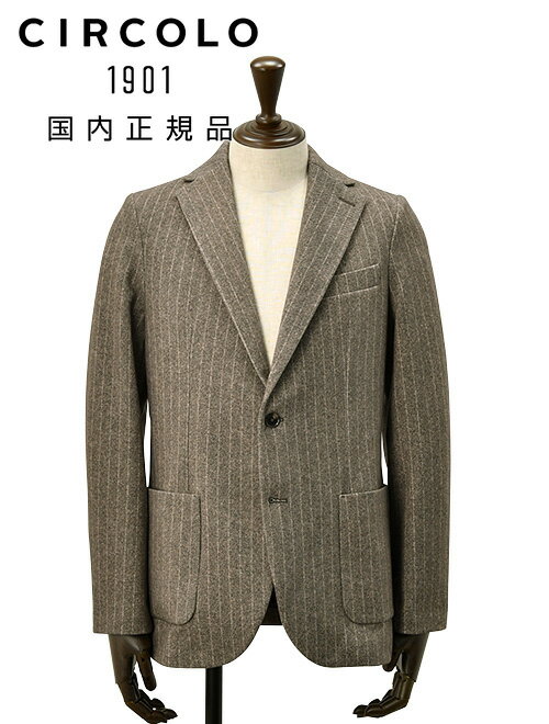 ■ サイズスペック　単位cm サイズ胸囲着丈肩幅裄丈44サイズ9270398046サイズ9672408148サイズ10073428250サイズ104734483 ■ カラーバリエーション BLUMグレー BRUCブラウン ■ 商品詳細 ブランド CIRCOLO 1901 / チルコロ カラー ブラウン BRUC 素材 表地：コットン95％、ポリウレタン5％ 肩裏地：コットン95％、ポリウレタン5％ 袖裏地：アセテート56％、レーヨン44％ 仕様 2つボタンシングルフロント ノッチドラペル 開き見せ4つボタン袖 バルカポケット 腰パッチポケット サイドベンツ 裏起毛 ブランド専用ハンガー MADE IN ROMANIA（ルーマニア製） 国内正規品 … 株式会社豊田貿易の下げ札付 補正 袖直しをご希望の方は下記からお求め下さい。 袖直し　ジャケットの肩から袖詰め ■ メーカー希望小売価格 メーカー希望小売価格はメーカー商品タグに基づいて掲載しています。 詳しくはコチラをクリックしてご確認ください。 ラッピングについてのご案内ページ その他、チルコロ はこちらから！ABOUT ITEM&nbsp;&nbsp;-商品のご紹介- CIRCOLO 1901 2023/24秋冬新作コレクション　オーセンティックに見映えするシングルイージージャケット トルソー：胸囲96cm 肩幅42cm 腰囲76.5cm　着用サイズ：48サイズ ブランドについて 『ファッションの在り方を変えた EASY JACKET ブランド』 ソフトでリラックスした着心地でありながら、型崩れが無く、スッキリとしたキレイなシルエットを生み出してくれる チルコロを代表するアイテム、イージージャケット新作。リラックスしたスタイルこそが自分らしさが滲み出るスタイルであると　CIRCOLO 1901 は考えています。 スポーティーな素材にテイラードの技術を落とし込むことで、フォーマルとカジュアルの境界線を軽々と飛び越し、様々なシチュエーションで、着る人本来の魅力を引き出してくれます。 CIRCOLO 1901 （チルコロ）は、2009年に南イタリア、バーリに本拠地を置くテキスタイルカンパニーS.G.L.社が展開するブランド。クラシカルなアイテムをブランド独自の解釈を加える事で、モダンであり、本物のイージークラシックへと昇華させ、オリジナル製のある高品質、革新的な素材遣い、 洗練された構築、高度な染色テクニックを駆使してイタリアをはじめ世界中で人気を得ています。 「イージーでクラシックである」事を誇りに持ち、感動するファションを創り出しています。 消費者が何を必要としているかマーケットをリサーチし、スーツ・ジャケット・パンツをはじめ、全てのアイテムをジャージ素材で制作することに着目し、コットンジャージ地を用いて、最も革新的なコレクションを作り上げています。テイラーメイドのスタイルにプリントやダイイングテクニックで様々な異なる表情を与えた “ジャージーのようなジャケット、ジャケットに見えるジャージー” として、CIRCOLO 1901の象徴的なアイテムが誕生しました。 アイテムについて 『シャープな印象でリラックスした着心地が叶うストライプコットンジャケット』 快適な着心地をクラシカルなデザインに落とし込んだ、モダンなイージージャケットでお馴染みの CIRCOLO 1901／チルコロ より、ストライプ柄でシャープさを上乗せした、ストレッチジャケットが入荷しました。 立体感のある素材の表情により、オーセンティックな佇まいの中に、趣のある季節感を添えた、さらりと纏うだけでコーディネートの主役となる粋な一着です。 ジャケットの表情を決定付けるフロントには、ノッチドラペルを採用し、プレーンな印象で汎用性を高めています。 その下に並んだ、シングルフロント仕立ての2つボタンもまたクリーンな印象で、オンオフ共に馴染むモダンなフェイスに仕上げられました。 胸ポケットにあしらわれた、船底のような形状に象られたバルカポケットが、イタリアスタイルならではの伝統的なディテールとして飾られており、クラシカルに彩られています。 お洒落な大人心を満たしてくれるような、嬉しいデザインのひとつですね。 また、カジュアルに印象付く腰パッチポケットを採用し、格式張らない気軽なテイストをオン。 そして、バックにはサイドベンツを採用し、動きに柔軟に沿うナチュラルなフィット感を高めており、その動きに靡くたおやかさが、エレガントな風格をも魅せつけてくれます。 クラス感溢れる風格を漂わせながらも、カジュアルに気崩したり、リラックスして着こなす事のできる、ハイブリッドなシングルブレストジャケットです。 ジャケパンスタイルにチョイスした、少し抜け感のあるコーディネートから、仕立ての良いスラックスと合わせた、コンサバティブな装いまで、是非、多くのシーンで活躍させてみてはいかがでしょうか。 カラーは、温かみのあるブラウン色をベースに、ほんのりトーンを抑えた同系色のストライプを描いた色味。深みがあり、織りでストライプを表現したかのようなプリントデザインがコントラストを作り出しております。 『スッキリコンパクトな輪郭が上品なレギュラーシルエット』 シルエットは、イージーな着用感でありながらも見た目はスタイリッシュで、スマートな印象が際立つレギュラーフィット。 コンパクトで収まりつつも、ハイクラスな風格の漂う、洗練されたシルエットに仕上がっています。 フロントダーツで適度な絞りを利かせて、ウエストになだらかなカーブを優雅に描き、ノーブルな大人っぽさを表現させました。 また、より良い心地の良さを高める為に、アームホールや身幅には程よいゆとりが組み込まれており、インナーを着用しても窮屈にならず、すんなりと着こなす事ができ、腕周りの動きやすさも叶えています。 高度な技術を誇る、柔らかな仕立てが、素材のしなやかさをうんと底上げし、極上のフィットとシルエットを生み出しました。 『穏やかな起毛感で暖かくもっちりと弾力のあるコットンツイルクロス』 素材は、上質なコットンに、弾力のあるポリウレタンを混紡し、ふっくらと起毛感のある綾織で丁寧に織り上げられた、ストレッチコットンツイルクロスで作り上げられています。 タフで丈夫なツイルでありながら、とても伸びが良く、キックバック性にも優れており、驚く程ストレッチが効いた、しなやかな快適さが自慢のひとつ。 長時間の着用や、アクティブに動く一日には、とても嬉しい着心地が実現しています。 また、まるでカシミアのような柔らかなタッチが、極上の暖かさを齎し、ほんのりと季節感の香る、味わい深い表情に包まれています。 着る人の快適さを考え抜き、目に映る華やかで洗練されたムードを築き上げた、拘りのマテリアルである事が伝わる素材使いです。 DETAIL&nbsp;&nbsp;-ギャラリー-